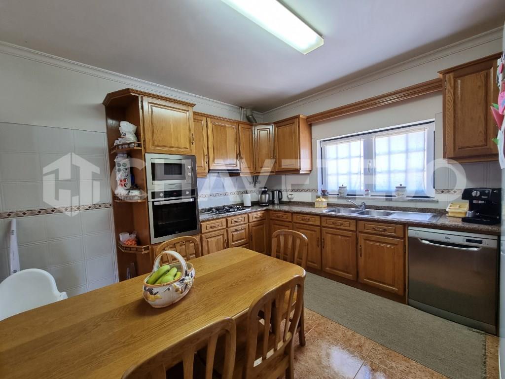 Huis 4 slaapkamers, met garage, 10 km van Vila de Rei.