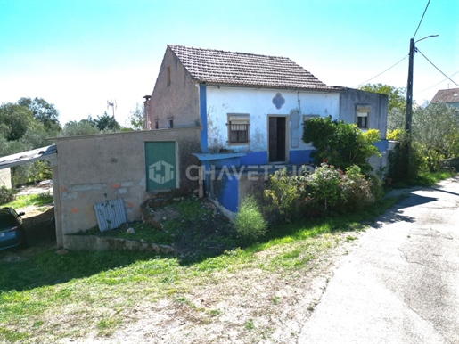 Old Cottage with several annexes and about 11000 square meters of land for sale near Tomar central P