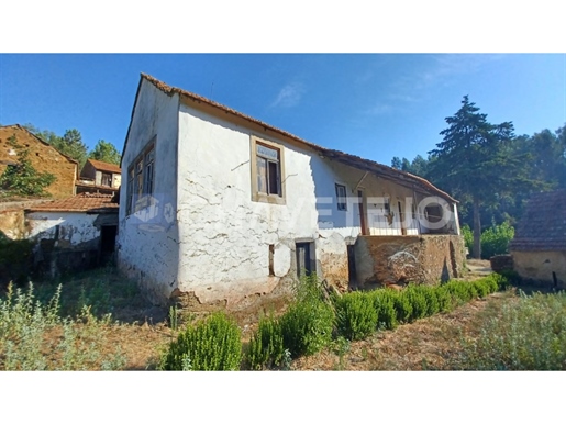 Ferme avec maison et plusieurs annexes dans un endroit calme à 3 km de Ferreira do Zêzere.