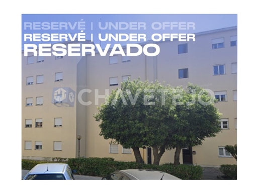 3 bedroom apartment located on a fourth floor in a building without lift for sale in Alfragide Sul ,