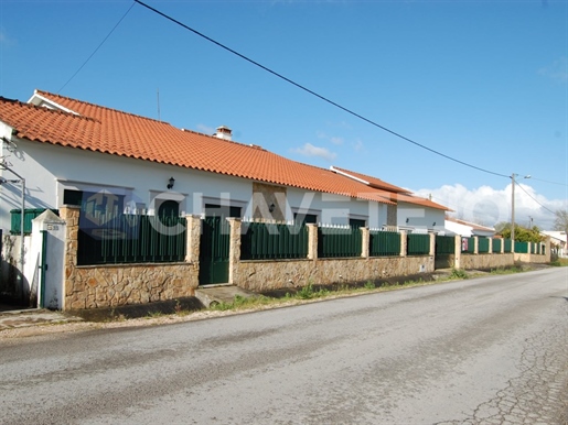 Casa con garaje y anexos, situada a 10km de Tomar.
