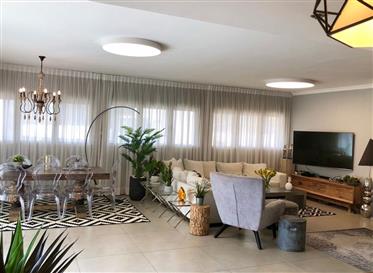 In Givatayim, on Nahalt itzhak st', a penthouse on one level