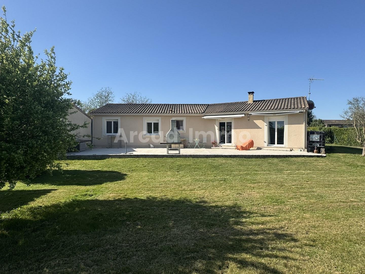 Spacious single-storey house with a lovely terrace, enclosed garden and garden shed.
