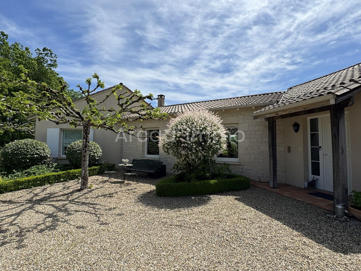 Beautiful single-storey house with swimming pool, garage, workshop and lovely wooded grounds.