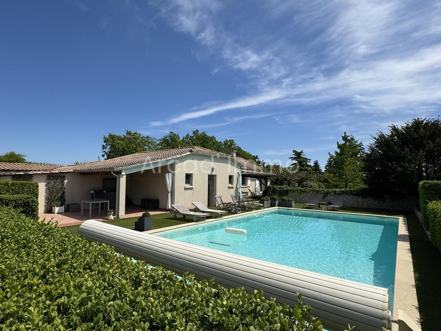 Beautiful single-storey house with swimming pool, garage, workshop and lovely wooded grounds.