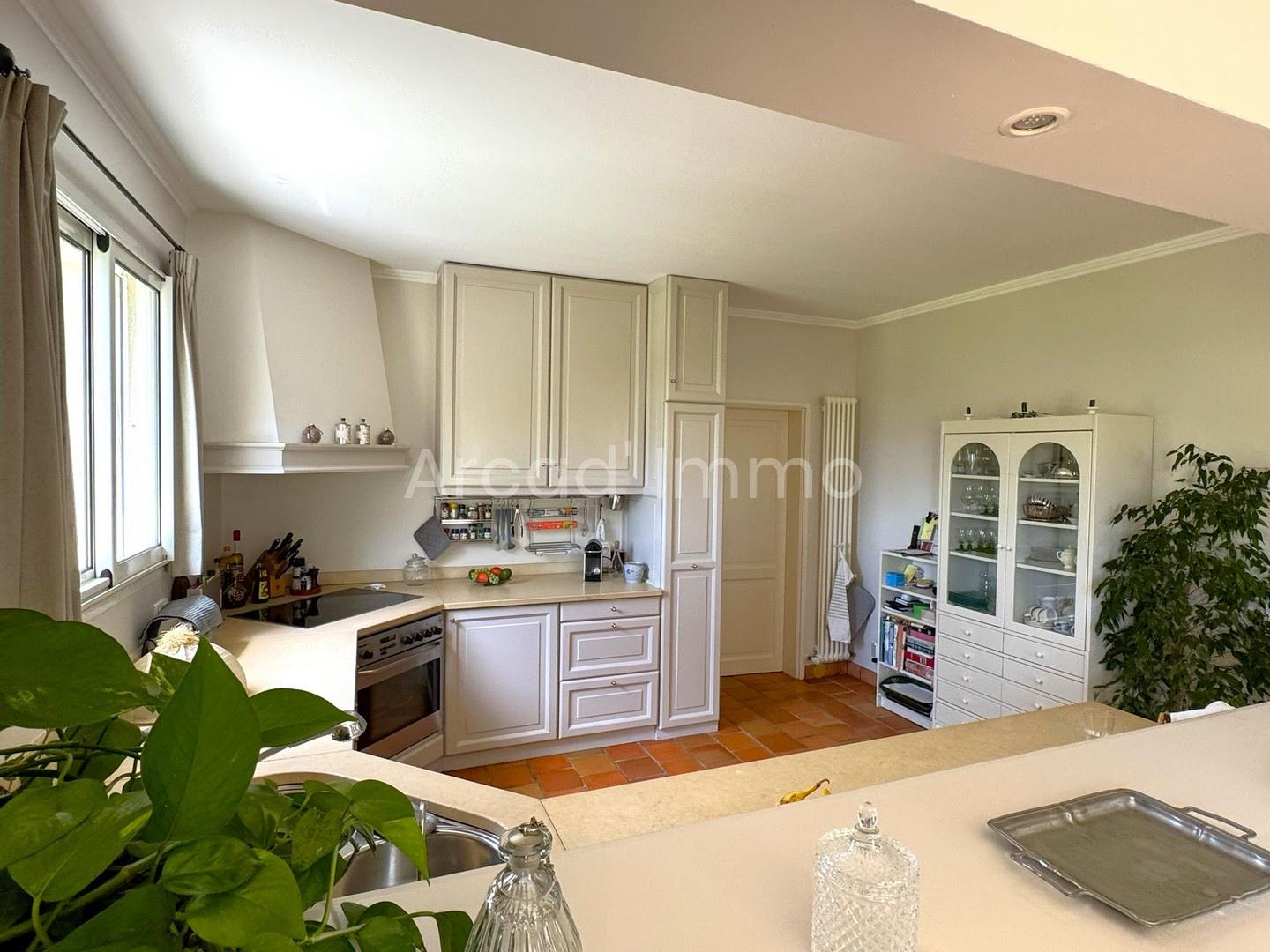 Beautiful single-storey house with swimming pool, garage, workshop and lovely wooded grounds.