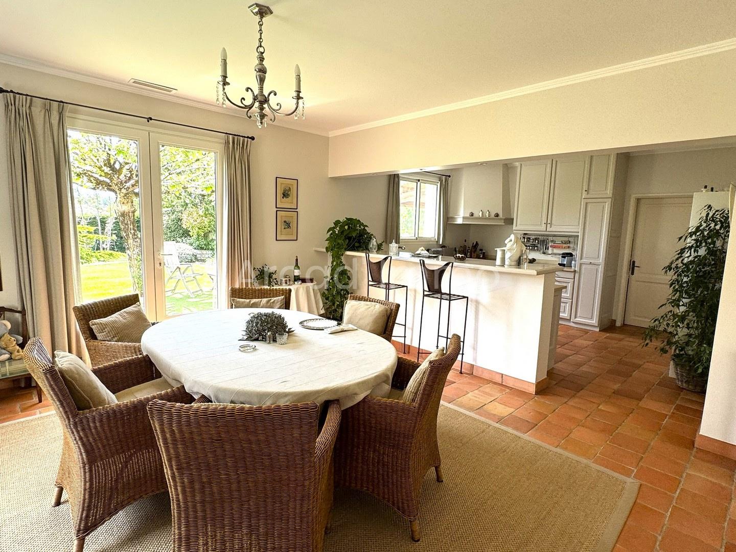 Beautiful single-storey house with swimming pool, garage, workshop and lovely wooded grounds.