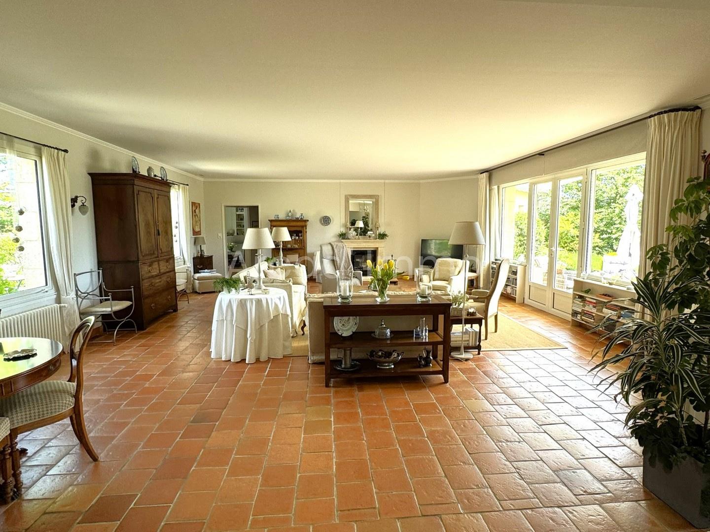 Beautiful single-storey house with swimming pool, garage, workshop and lovely wooded grounds.