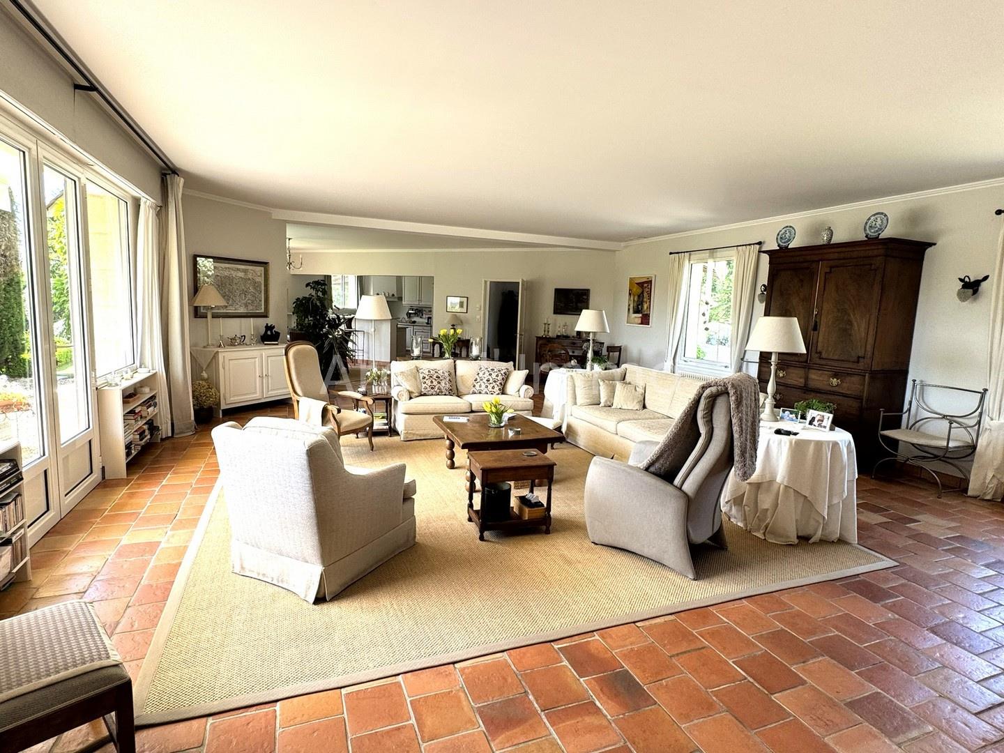Beautiful single-storey house with swimming pool, garage, workshop and lovely wooded grounds.