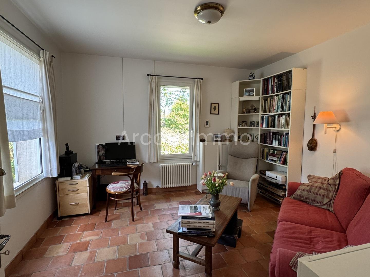 Beautiful single-storey house with swimming pool, garage, workshop and lovely wooded grounds.