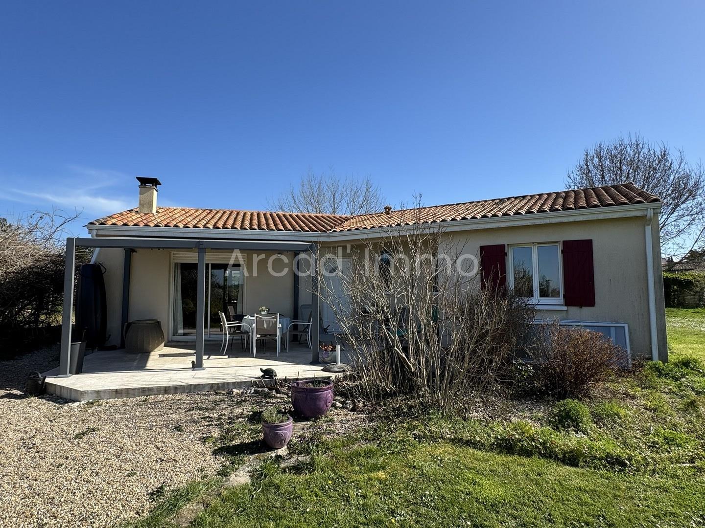 Beautiful modern house, 3 bedrooms, swimming pool on approx. 2,000 m2 of enclosed land.