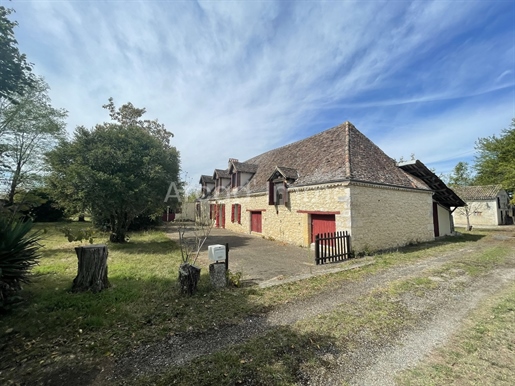 Attractive farmhouse with adjoining barn and Pigeonnier approx. 7.700 m2.