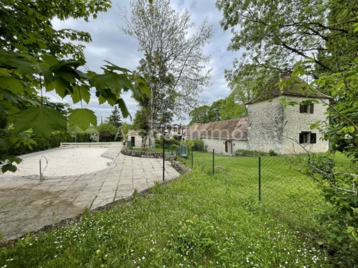 Magnificent longère with pigeon house, 5 bedrooms, a studio, a barn, swimming pool.