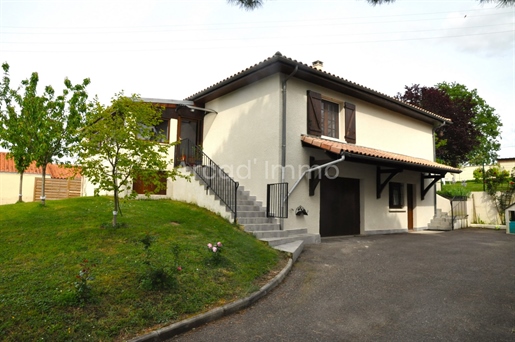 House on basement/garage with enclosed garden and close to all amenities.