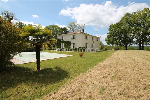 Magnificent property with its manor house and Périgourdine house set in 3.9 hectares of wooded groun