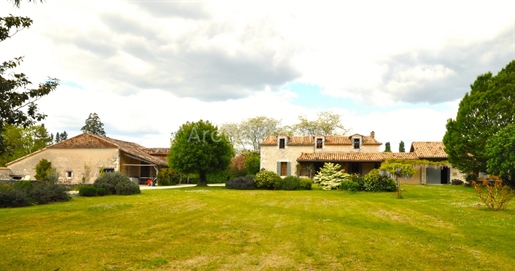 Country property with its barn and swimming pool on 1 ha of grounds.