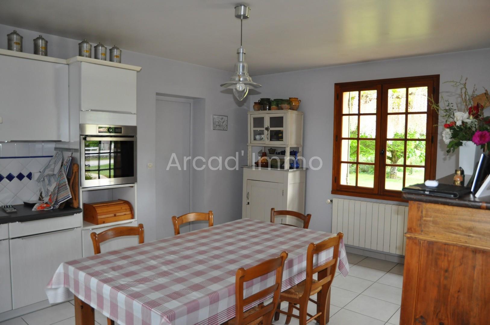 Country property with its barn and swimming pool on 1 ha of grounds.