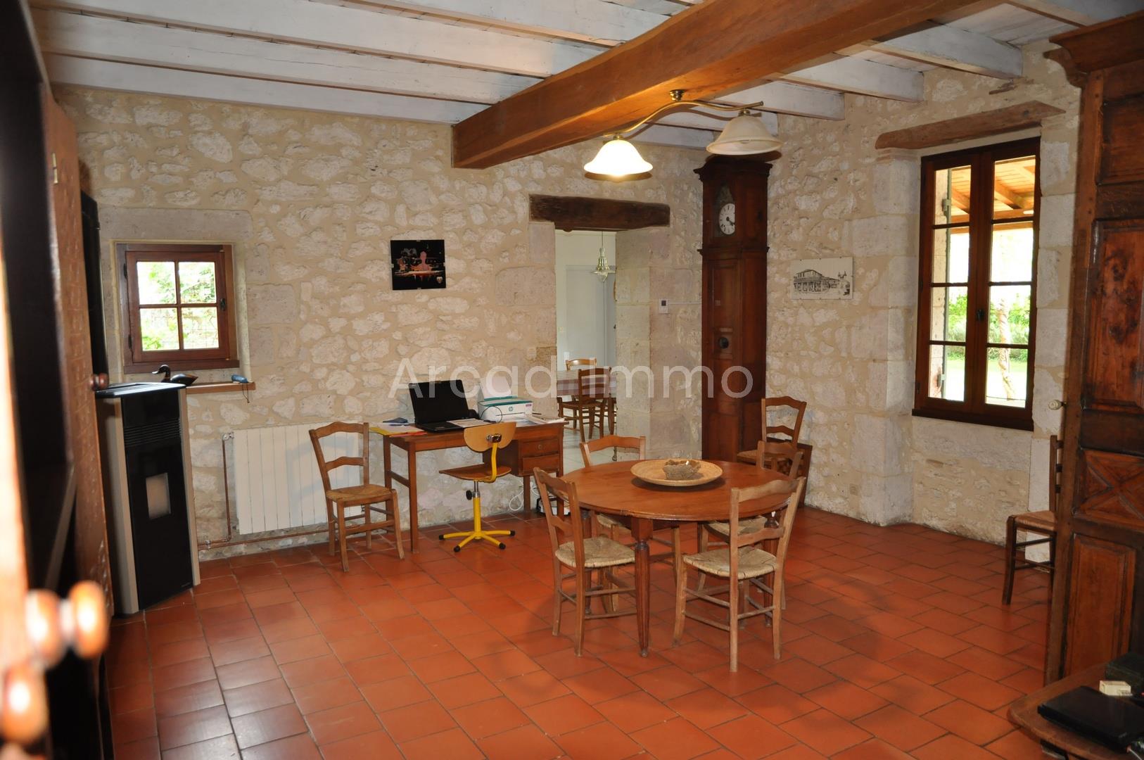 Country property with its barn and swimming pool on 1 ha of grounds.