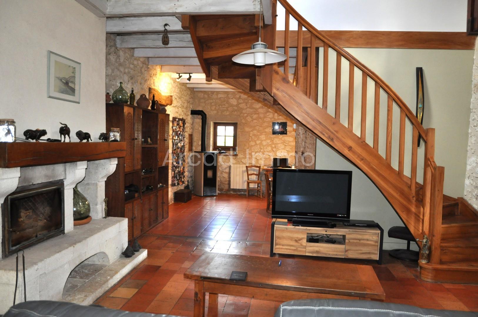 Country property with its barn and swimming pool on 1 ha of grounds.