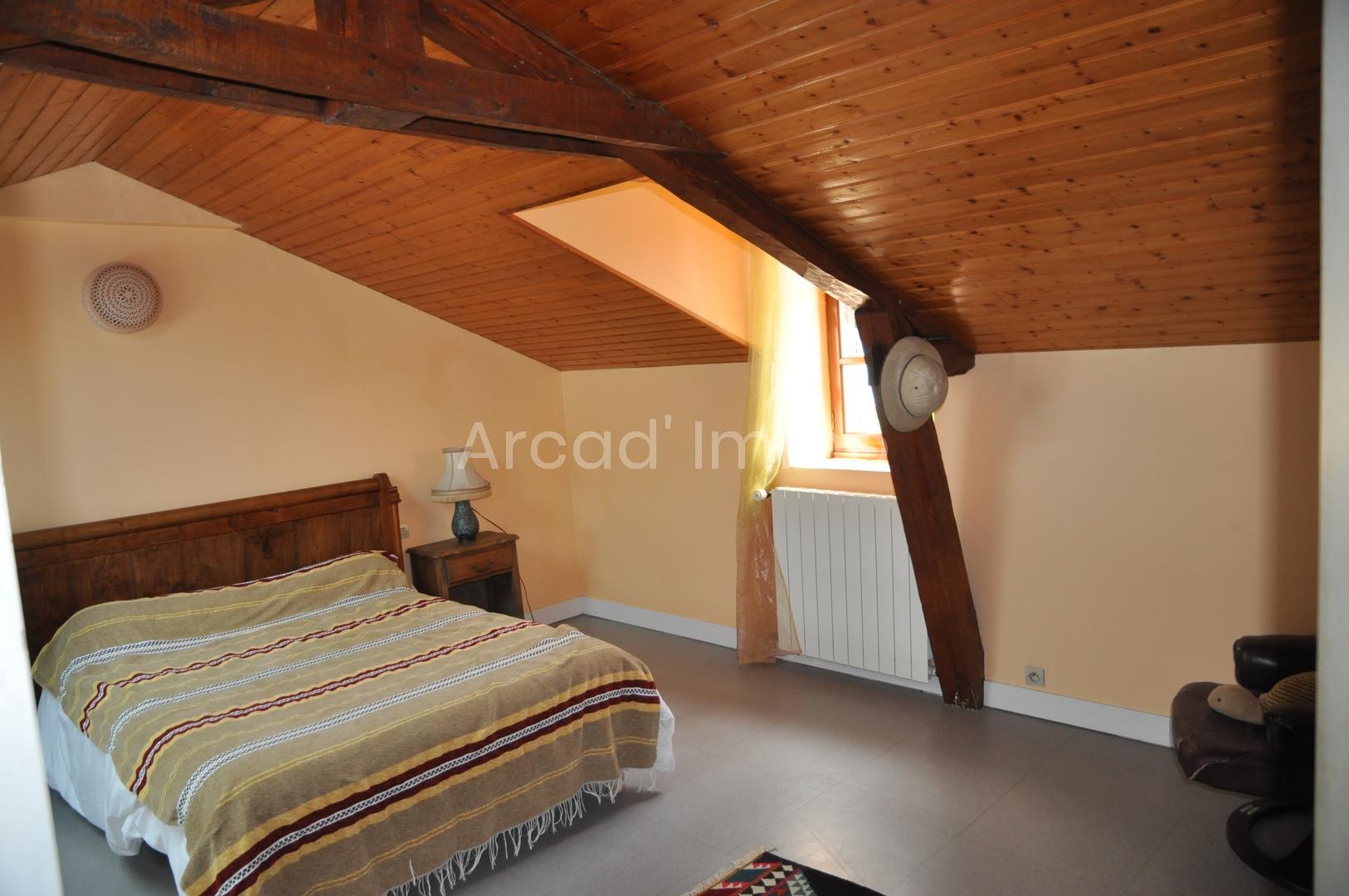 Country property with its barn and swimming pool on 1 ha of grounds.