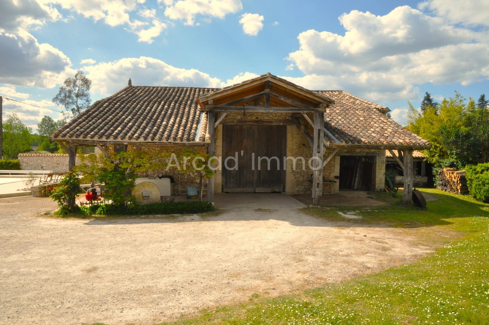 Country property with its barn and swimming pool on 1 ha of grounds.