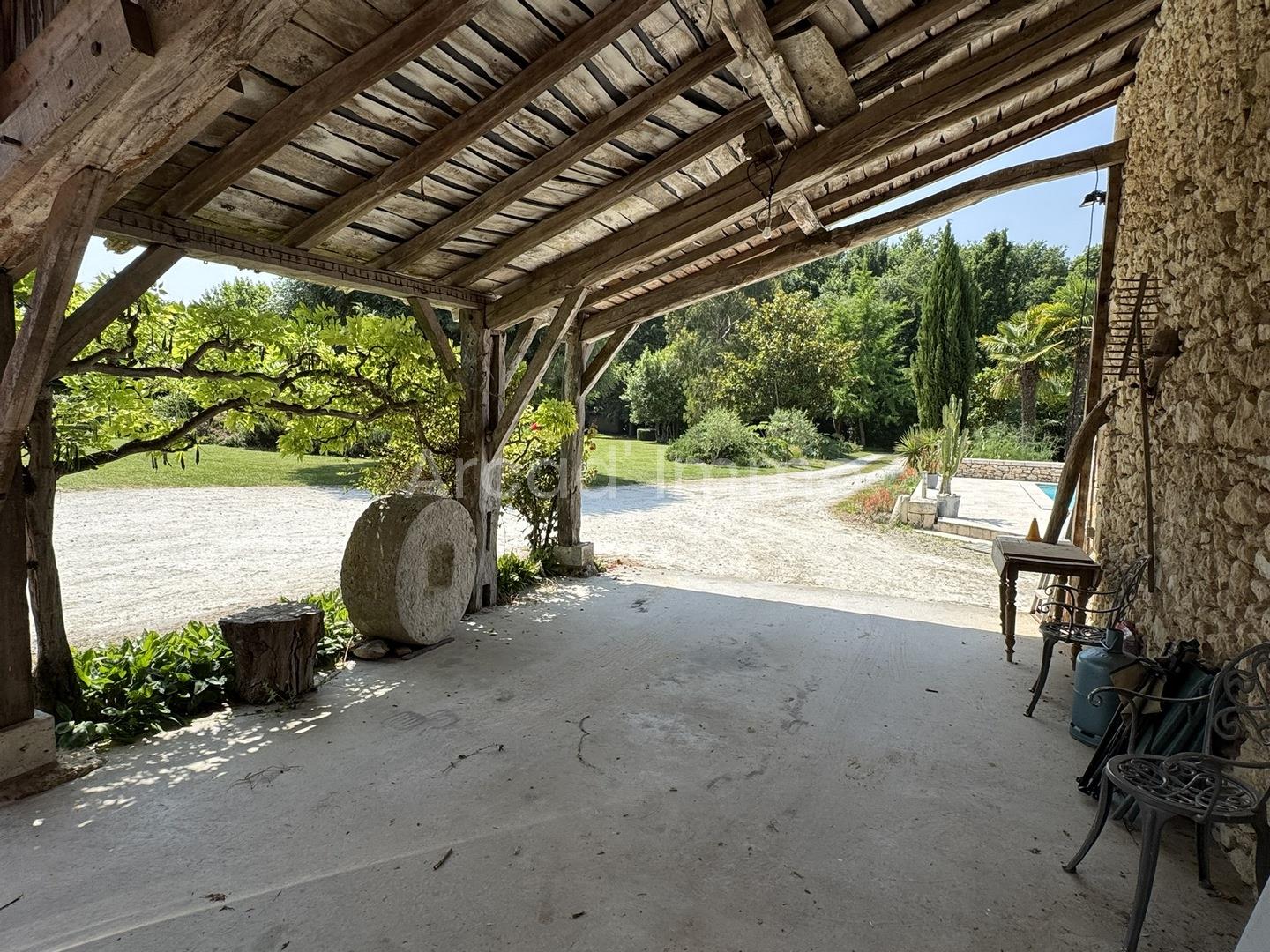 Country property with its barn and swimming pool on 1 ha of grounds.