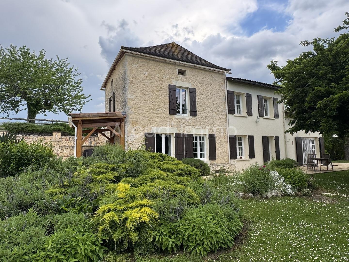 Spacious country house, 3 bedrooms, heated pool, garage and carport.