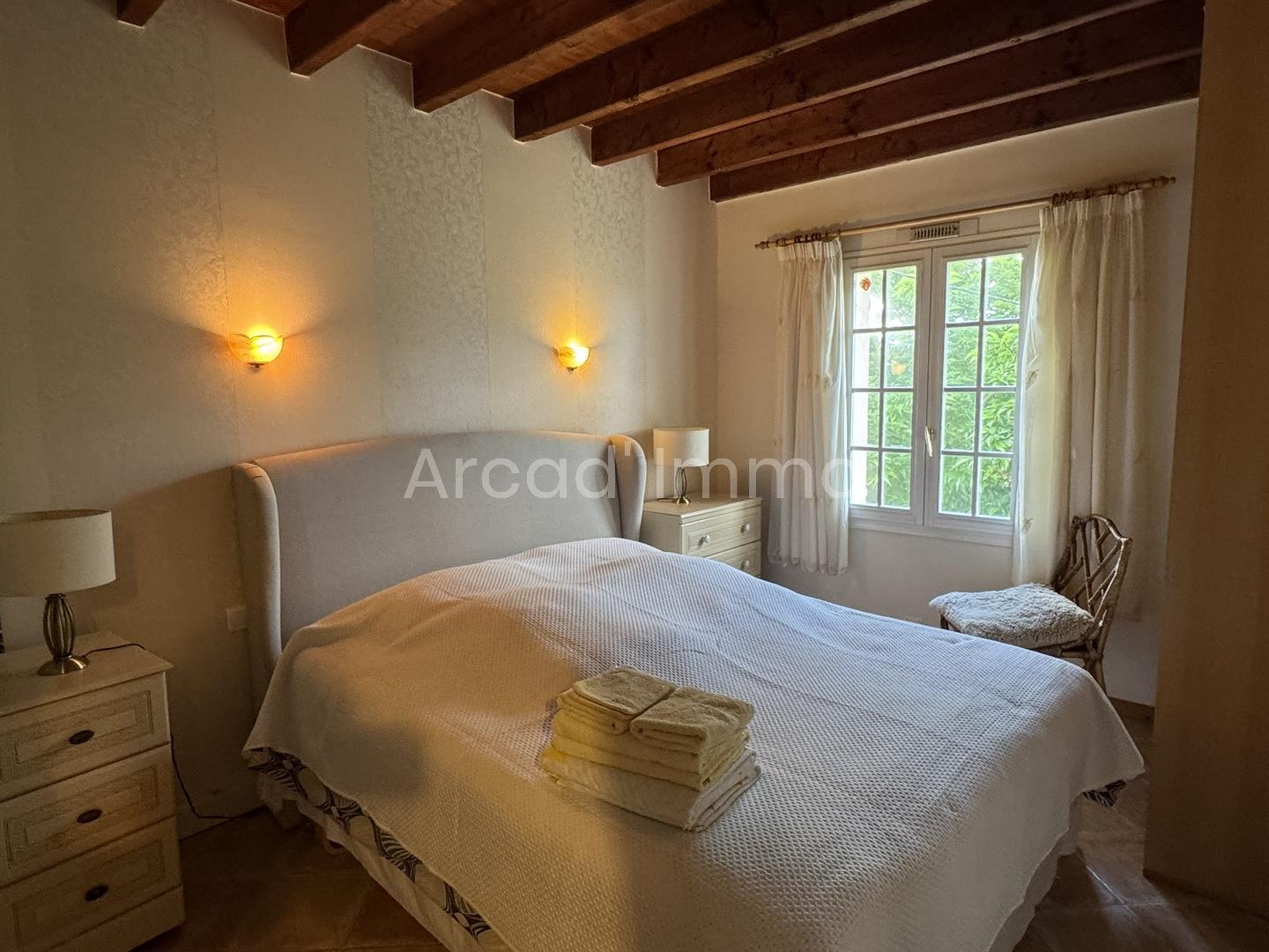 Spacious country house, 3 bedrooms, heated pool, garage and carport.