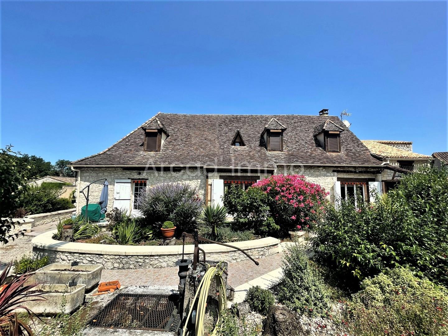 Spacious Périgourdine with outbuilding on approx. 2 700 m2.