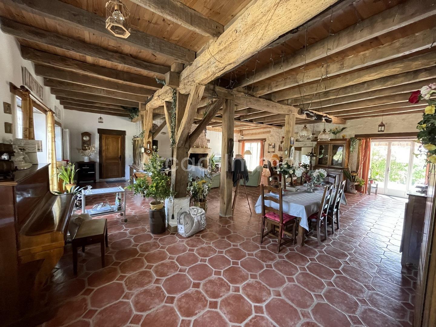 Spacious Périgourdine with outbuilding on approx. 2 700 m2.