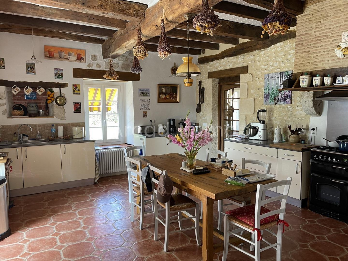 Spacious Périgourdine with outbuilding on approx. 2 700 m2.