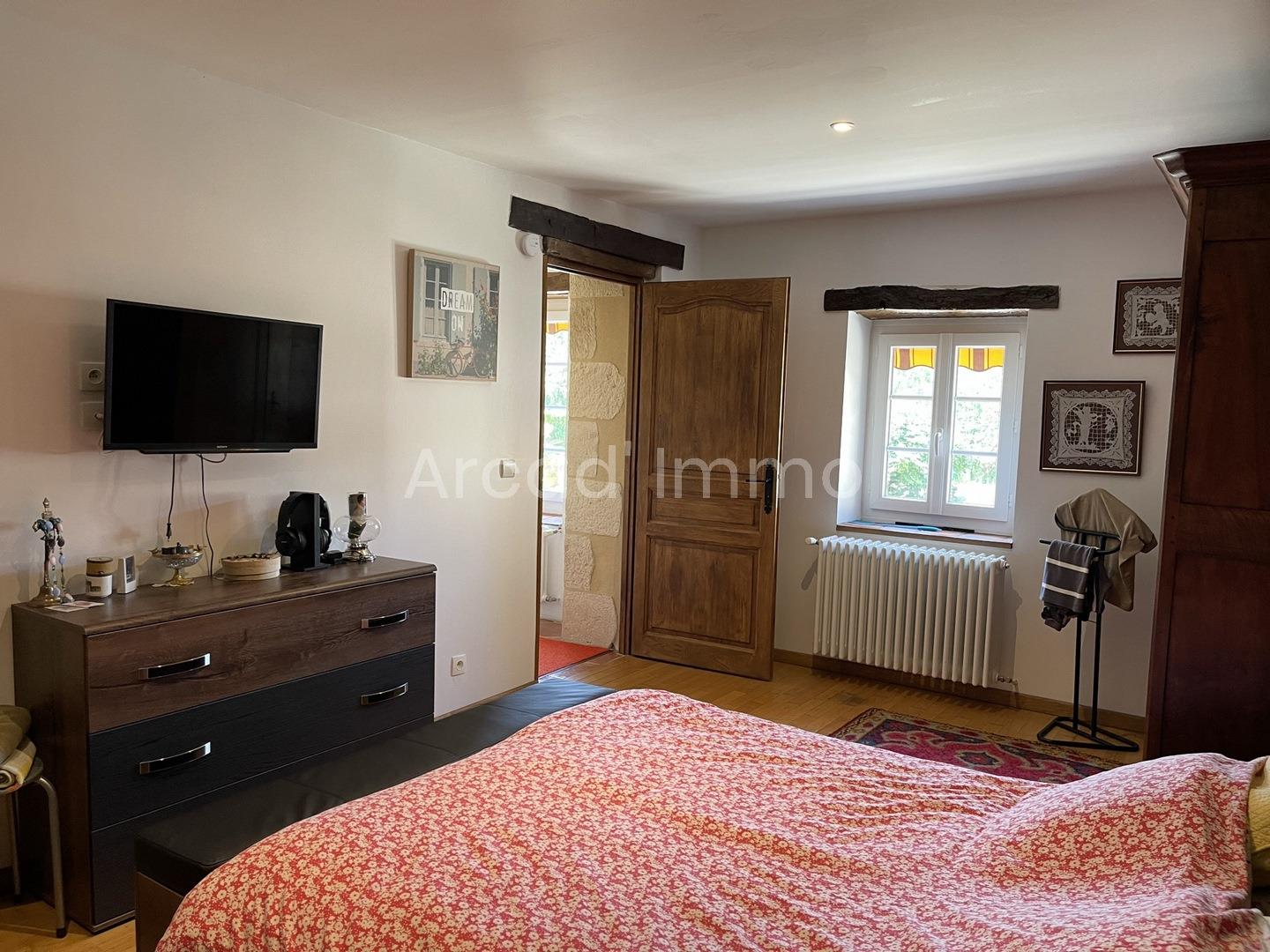 Spacious Périgourdine with outbuilding on approx. 2 700 m2.