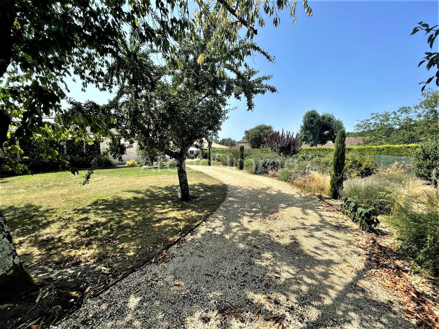 Spacious Périgourdine with outbuilding on approx. 2 700 m2.