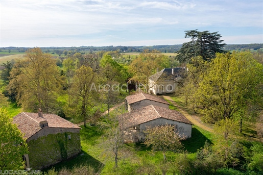 Maison bourgeoise with its second house and two outbuildings set in approx. 1.5 ha of wooded parklan