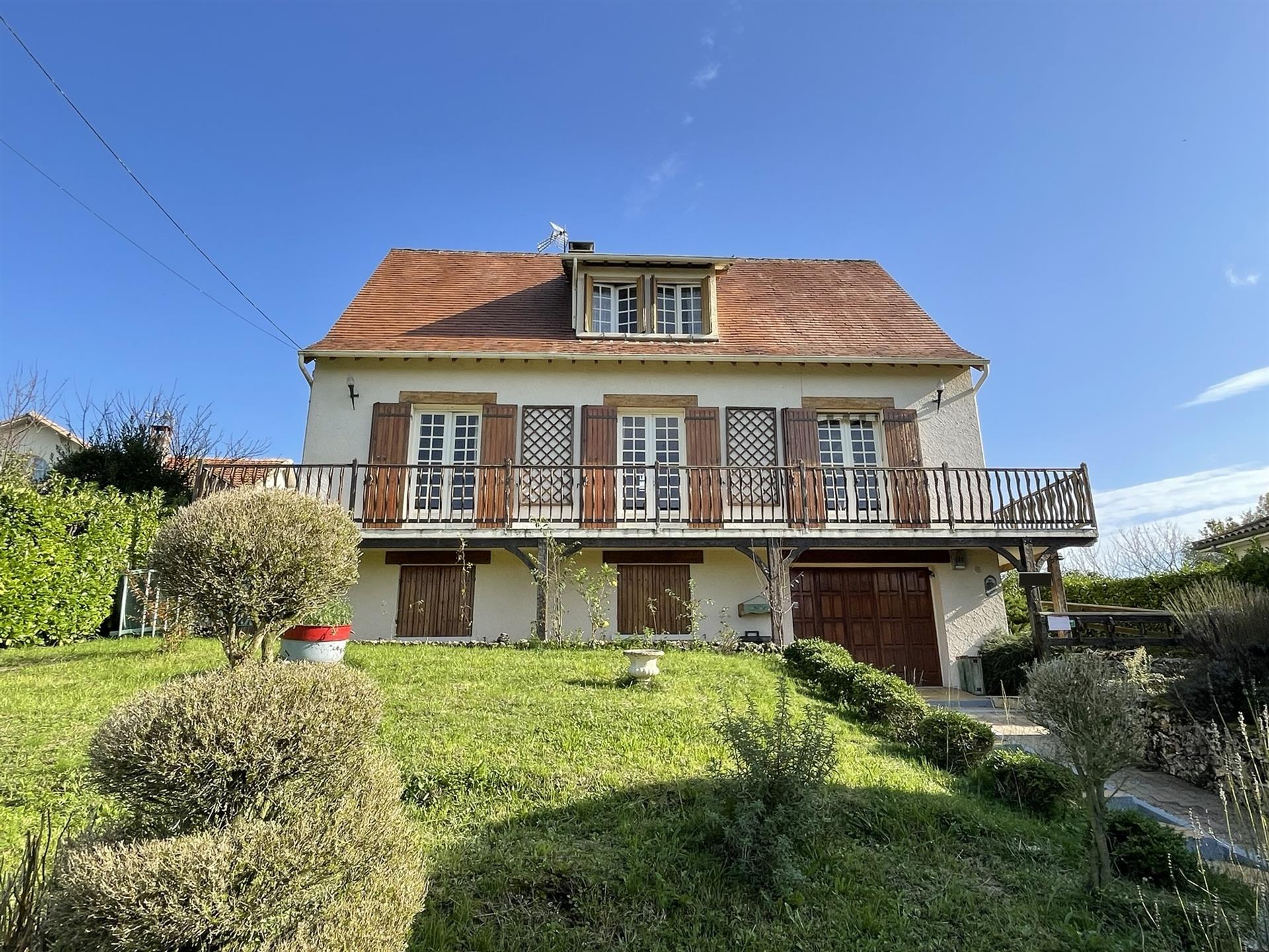 Beautiful house 4 bedrooms with outbuilding and an enclosed garden.