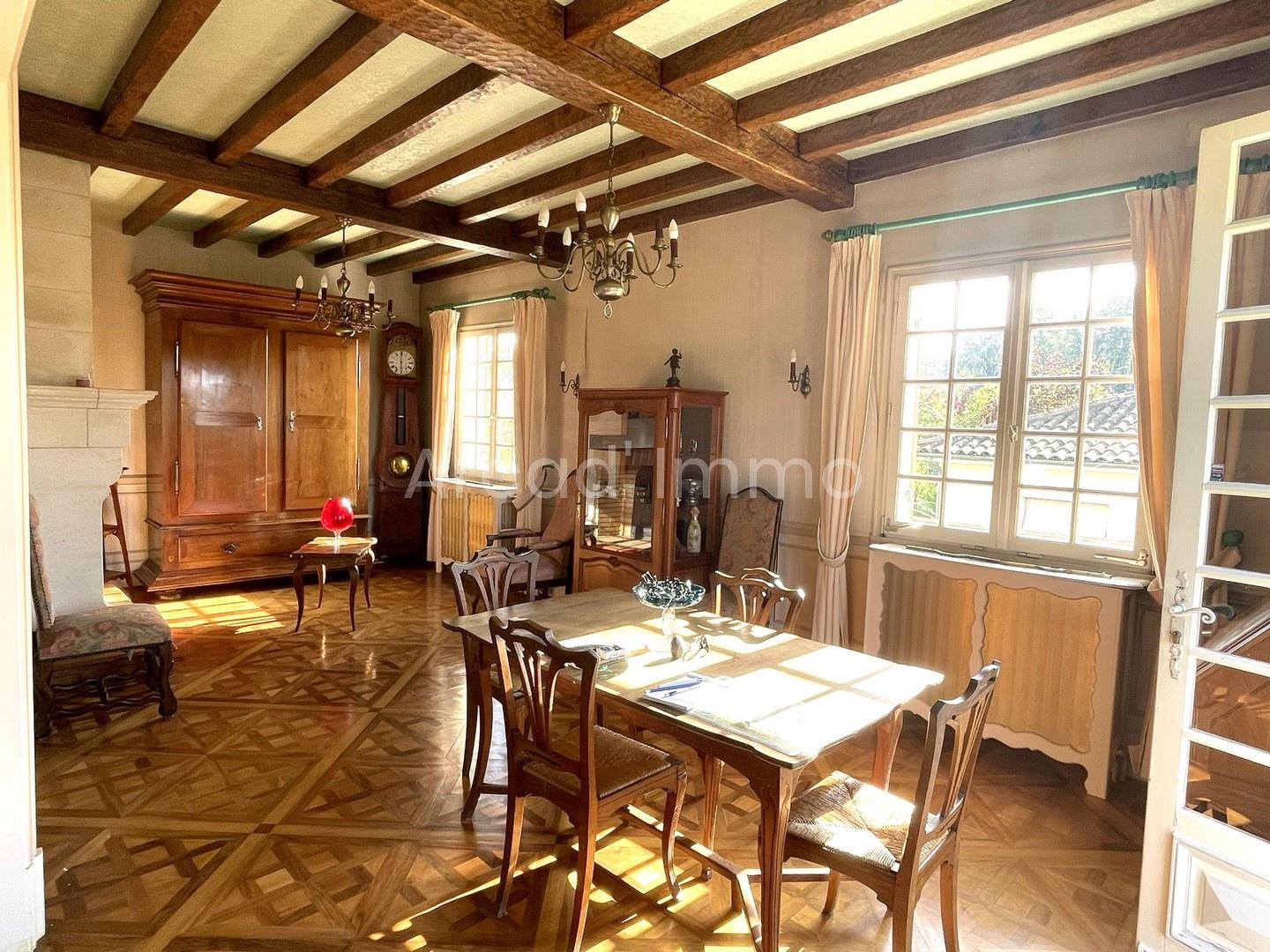 Beautiful house 4 bedrooms with outbuilding and an enclosed garden.