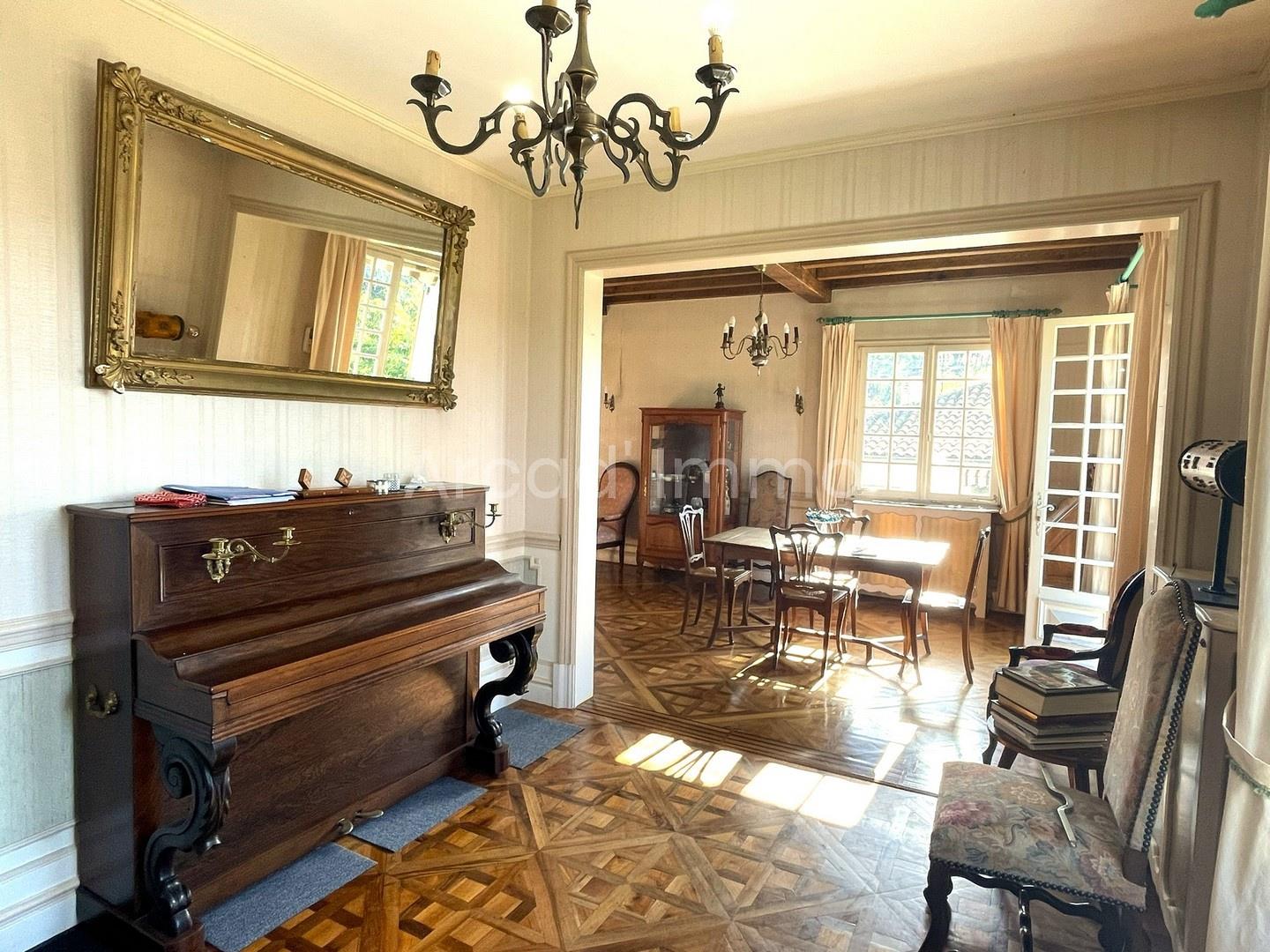 Beautiful house 4 bedrooms with outbuilding and an enclosed garden.