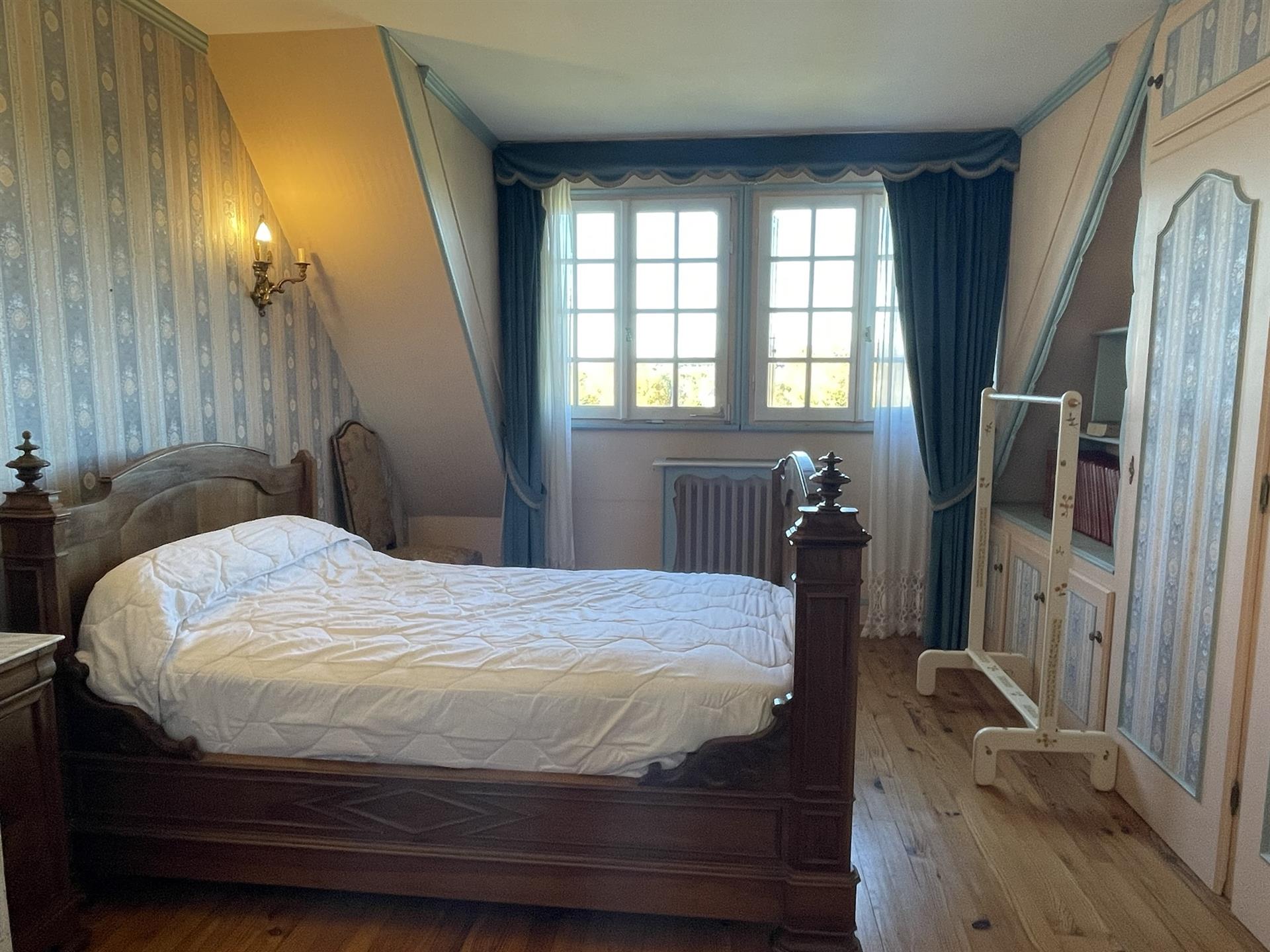 Beautiful house 4 bedrooms with outbuilding and an enclosed garden.