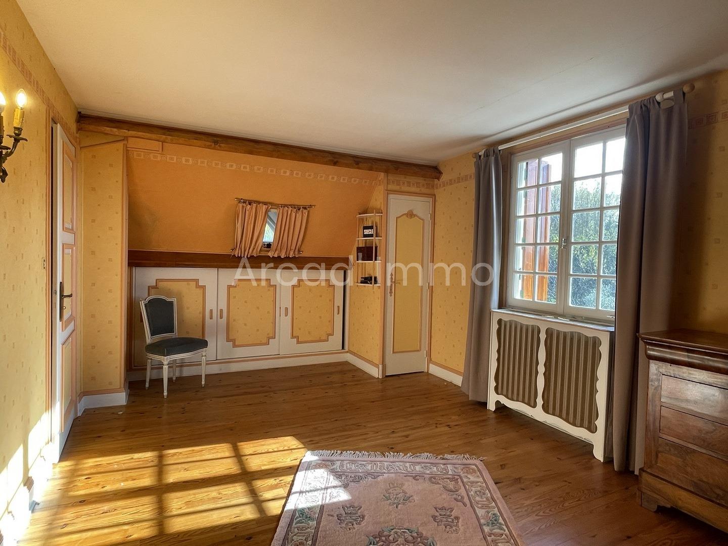 Beautiful house 4 bedrooms with outbuilding and an enclosed garden.