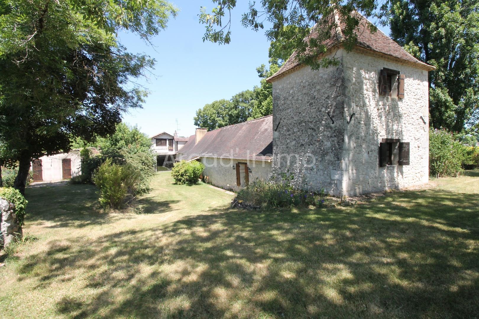 Magnificent longère with pigeon house, 5 bedrooms, a studio, a barn, swimming pool.