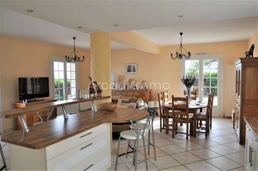 Beautiful and spacious house, 5 bedrooms, 3 bathrooms, swimming pool, garden approx. 4 000 m2 and op