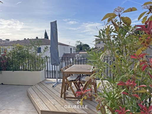 For sale in Eyguières, apartment with 2 bedrooms, terrace and parking.