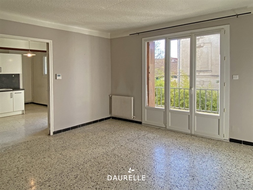 A vendre à Chateaurenard, appartement 3 pièces avec balcon cave et parking.