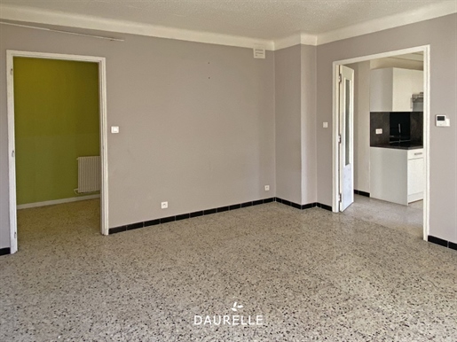Te koop in Châteaurñard, 3-kamer appartement met balkon, kelder en parkeerplaats.