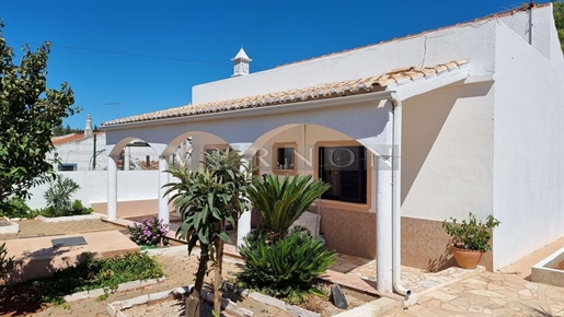 Moradia tradicional em propriedade vedada para venda nos arredores da cidade de Silves, Algarve