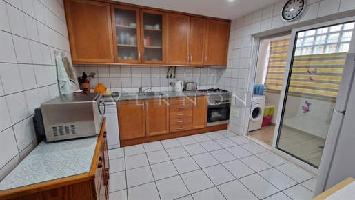 Algarve Carvoeiro à vendre appartement duplex de 1+2 chambres, avec piscine commune et parking, à qu