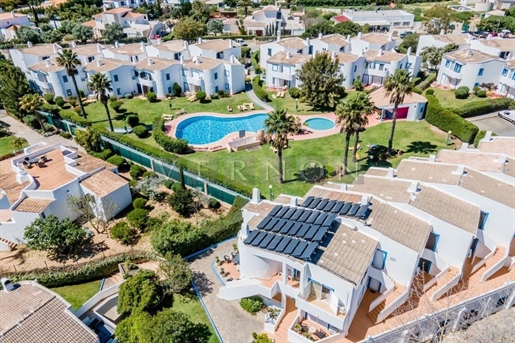 Algarve, Carvoeiro, spacieux appartement 1+1 chambres avec piscine commune et parking à vendre à Qui