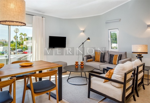 Algarve, Carvoeiro, Geräumige 1+1-Zimmer-Wohnung mit Gemeinschaftspool und Parkplatz zum Verkauf in