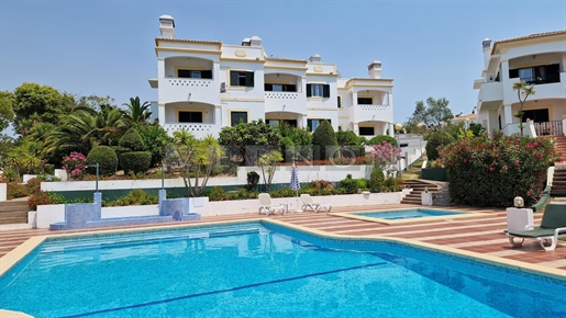 Algarve, Carvoeiro, apartamento T2 para venda, com piscina e garagem, localizado a 5 minutos da prai