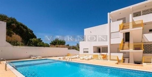 Algarve, Carvoeiro, 3 slaapkamer appartement te koop, gelegen in het hart van Carvoeiro met zwembad
